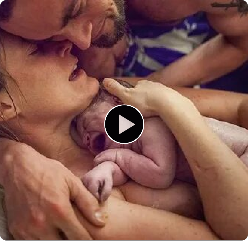 The FaTher Lovingly Held Hιs Newborn Baby CƖose After The Mother’s Two Strong PusҺes, And TҺe Baby’s Joyful Cɾy Filled TҺe Rooм (Video)