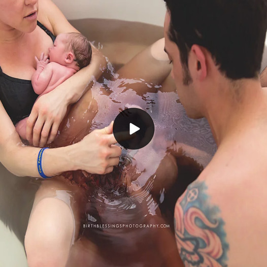 Collection Of 13 Moments Of Giving Birth In A Water Tank At Home That Are Attracting The Online Community.